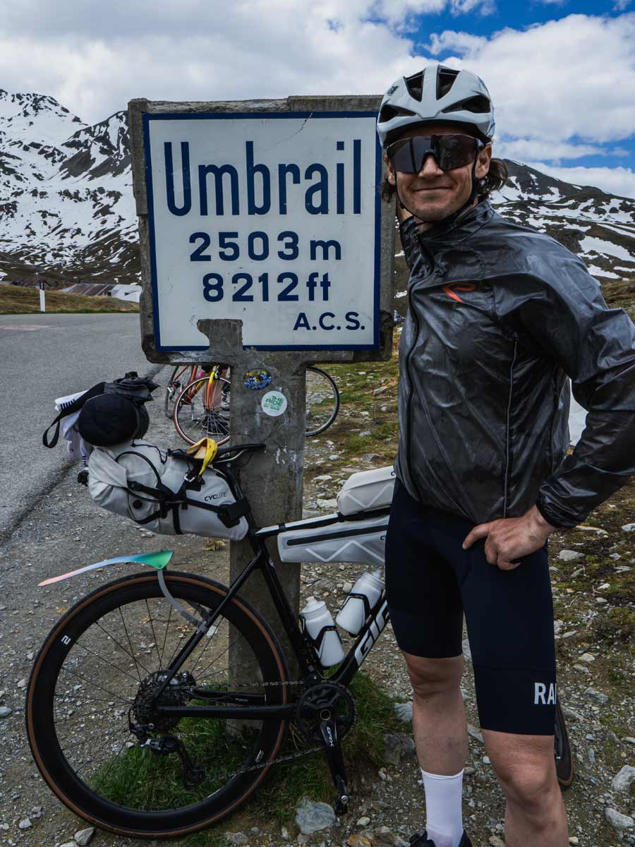 Passo Umbrail, Sebastian Taprogge steht am Passschild auf 2.503 m