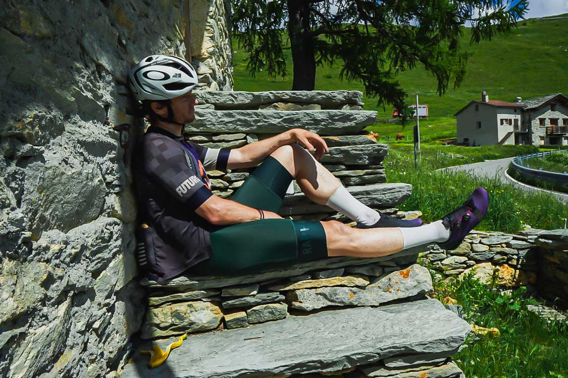 Sebastian Taprogge macht ein Nickerchen auf dem Weg hinauf zum Splügenpass