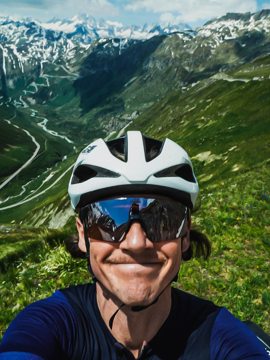 Sebastian Taprogge happy oben auf dem Furkapass, Schweiz